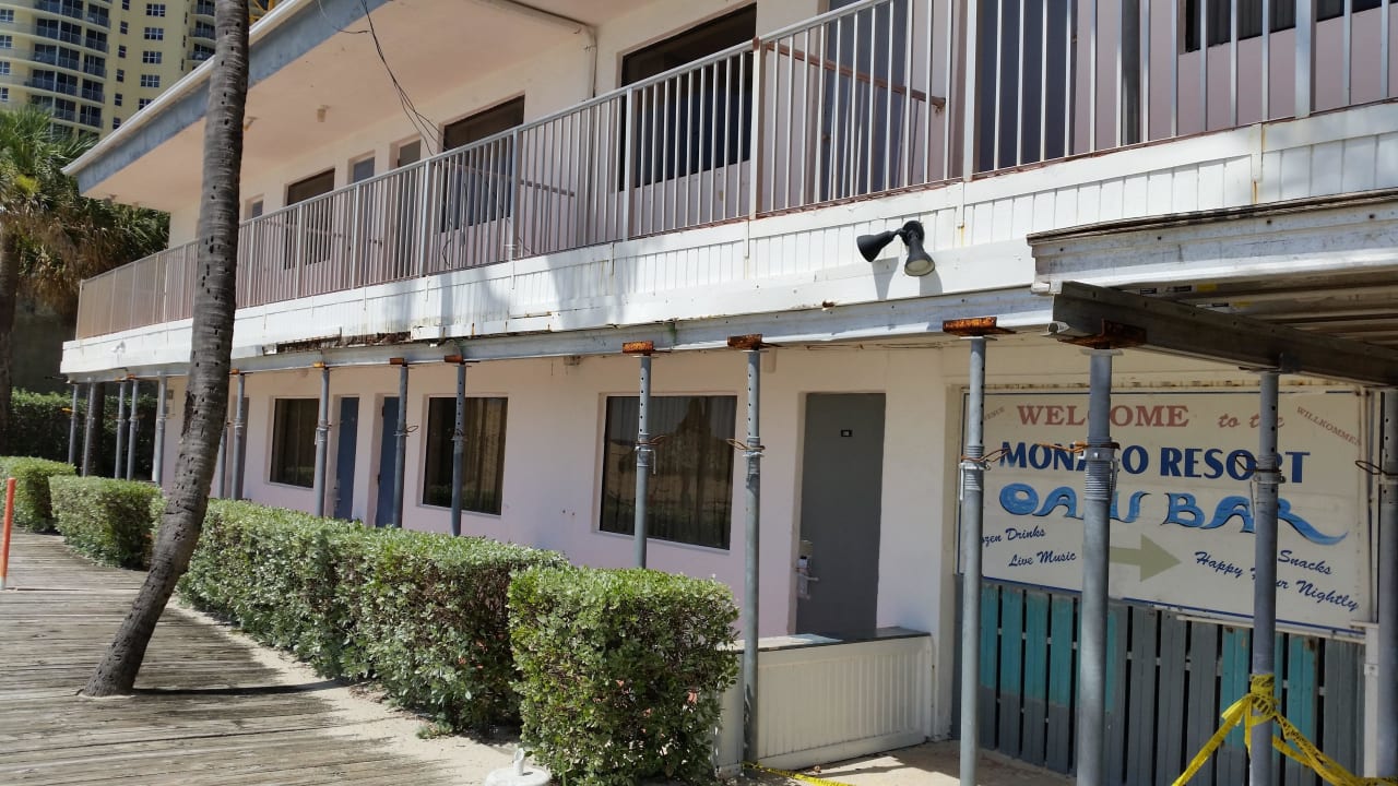 Strandseite "Zimmer nicht mehr bewohnbar" Hotel Travelodge Monaco Oceanfront Resort