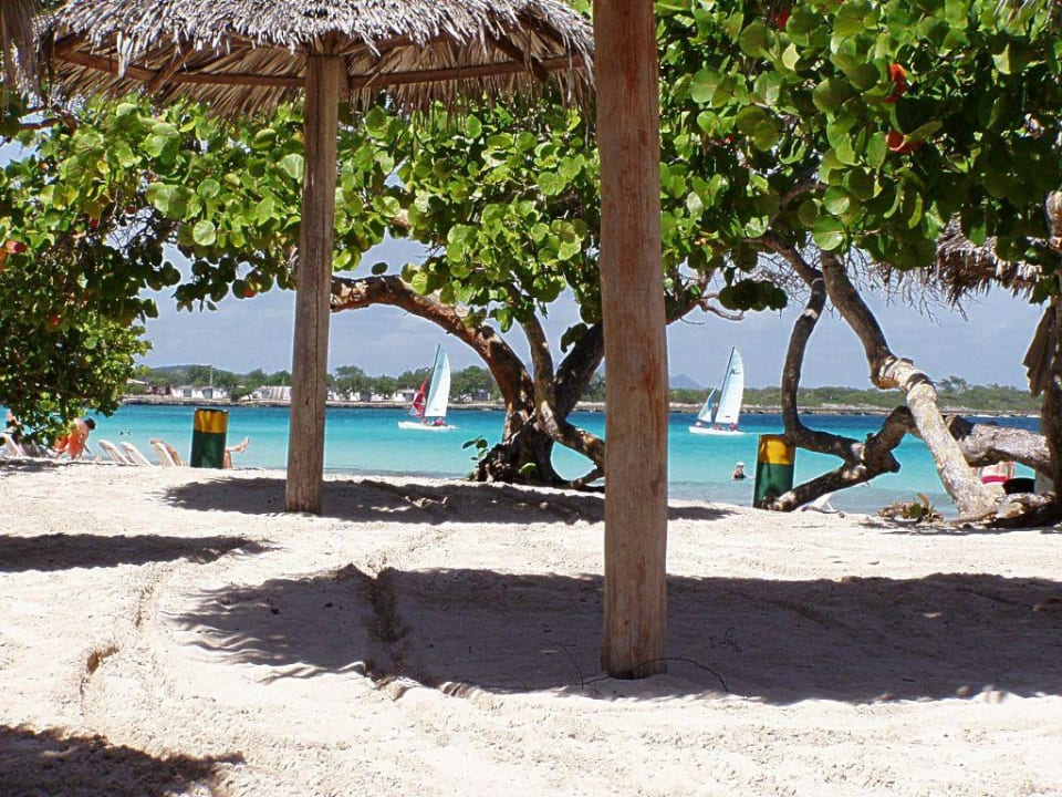 wunderschöne Bucht mit kristallklarem Wasser Playa Costa Verde