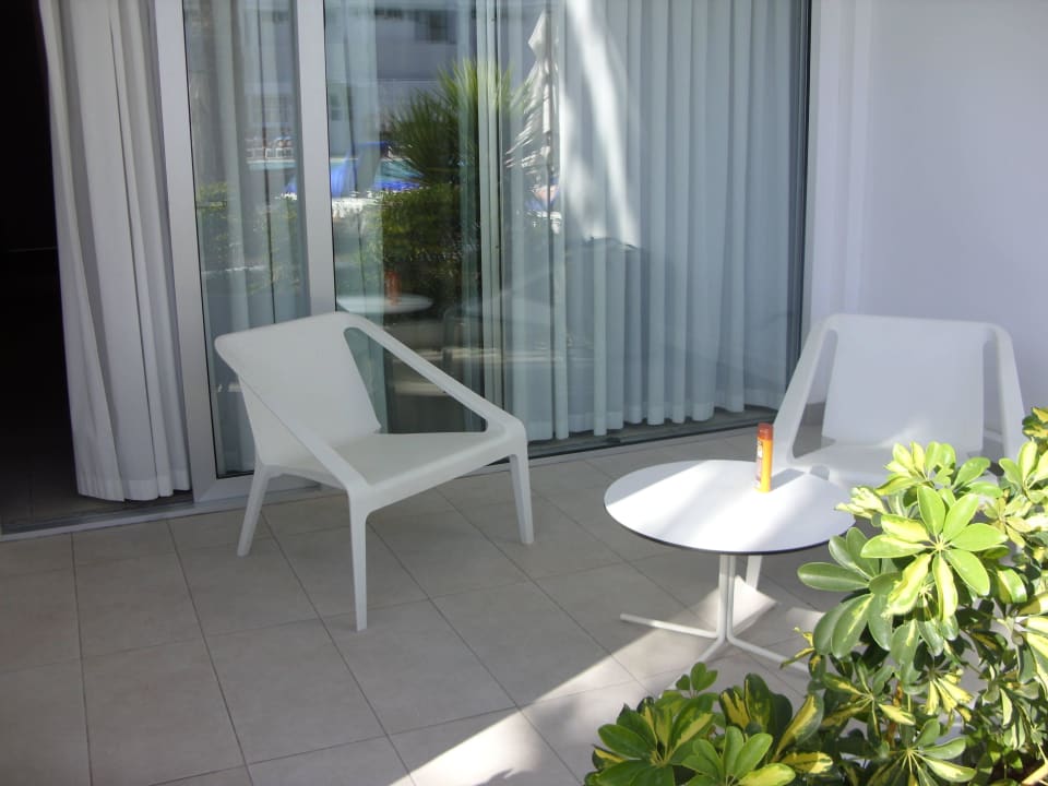 Unsere Terrasse mit Ausgang zum Pool   alltoura Club Hotel Akeah Broncemar