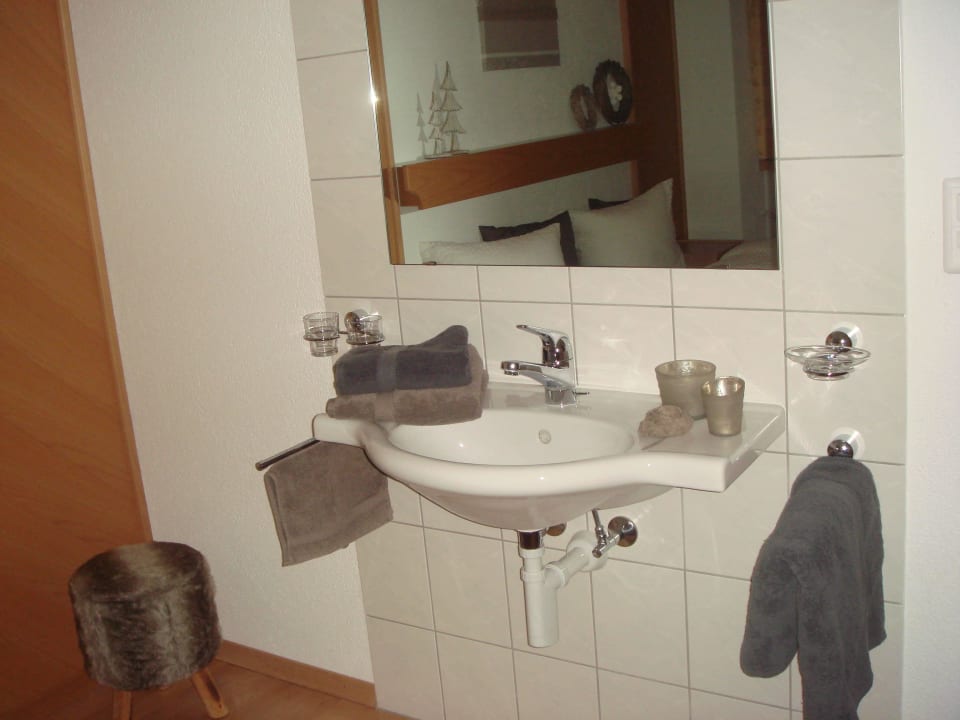 Doppelschlafzimmer mit Waschbecken Haus Bergfreude