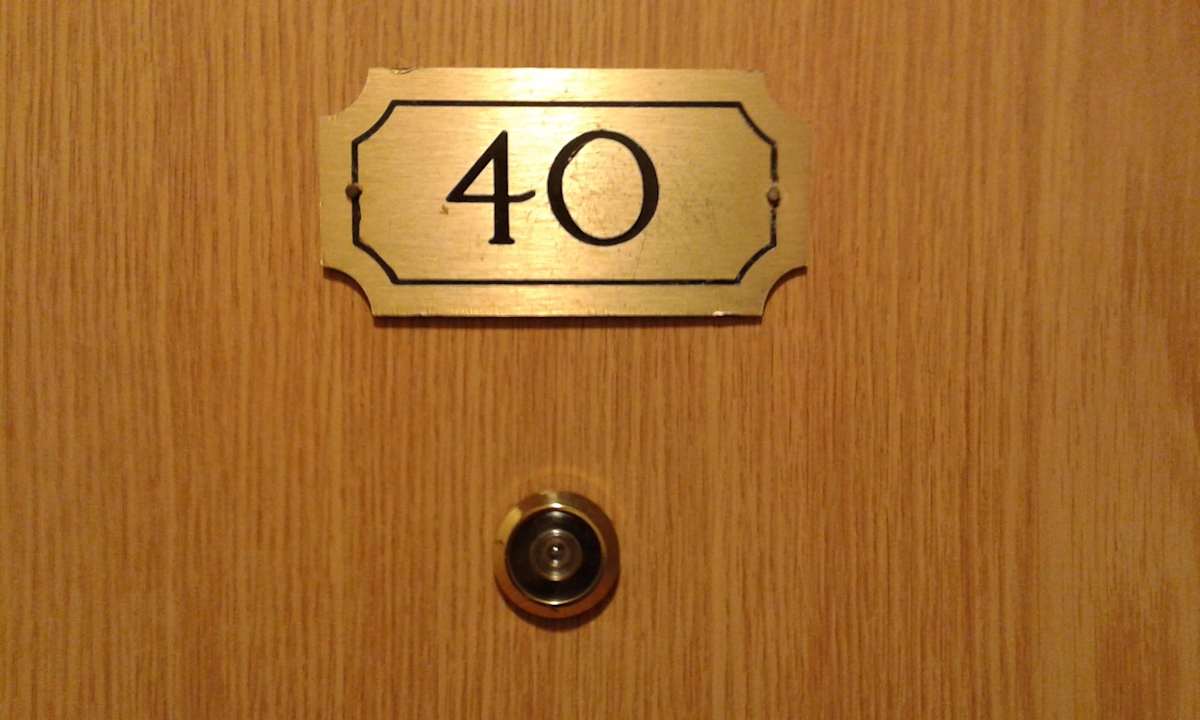 Zimmer 40 - Beschriftung Hotel Ramada Crawley Gatwick