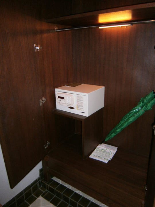 Safe und Schirme kosten nix  The Fair House Beach Resort