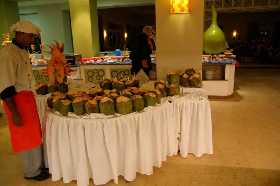 Themenabend mit frischen Kokosnüssen Dreams Royal Beach Punta Cana