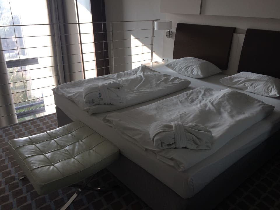 Doppelbett im Maisonnettenzimmer Marine Hotel by Zdrojowa