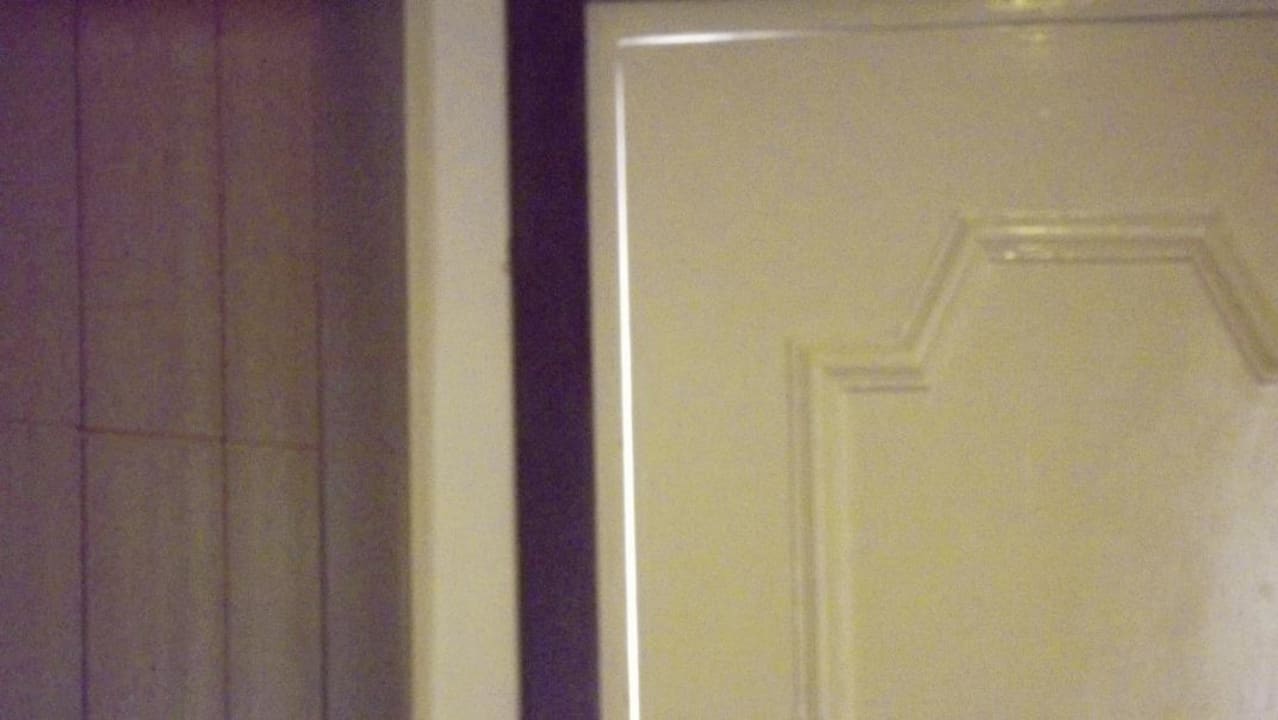 Geschlossene Eingangstür Monarque Club Rivage