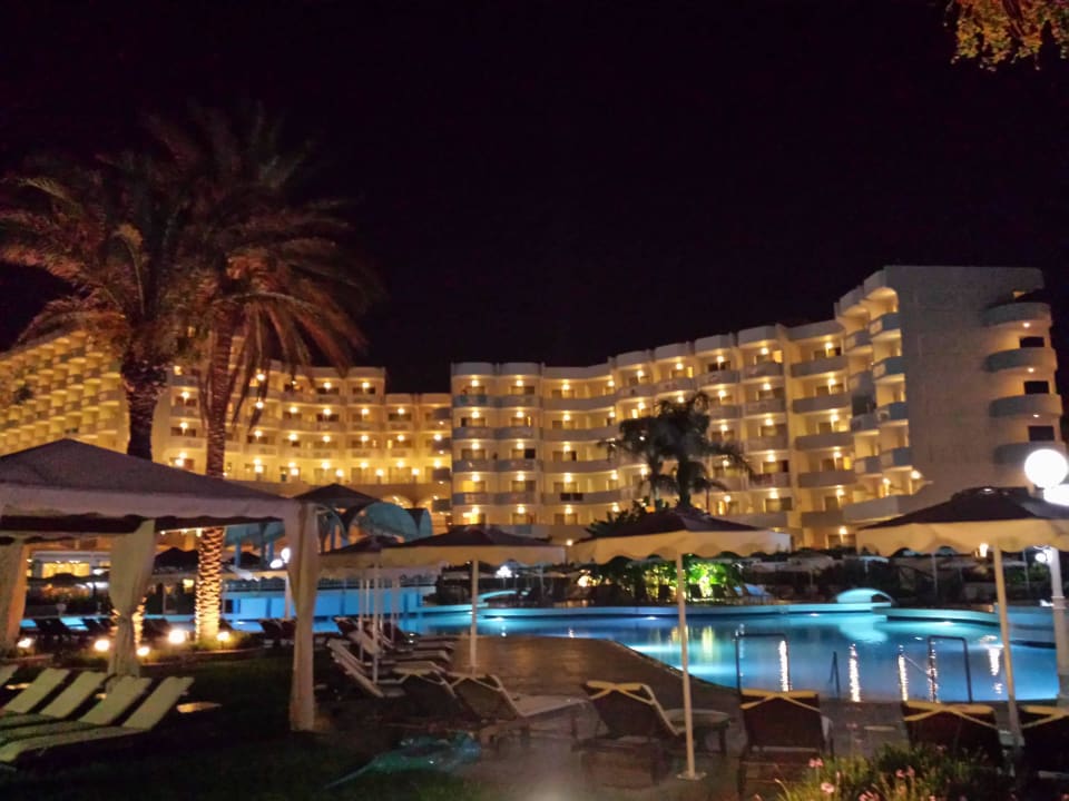 Aufs Hotel bei Nacht Rodos Palladium Leisure & Wellness