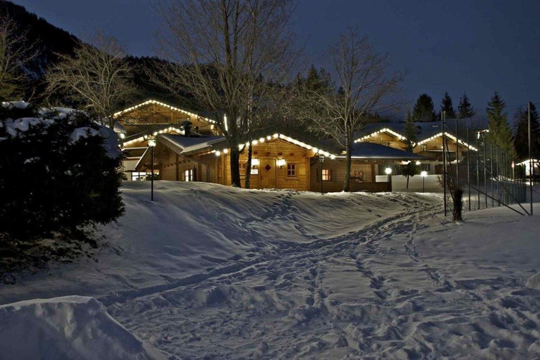 Hotel-Dorf am Abend VAYA Achensee