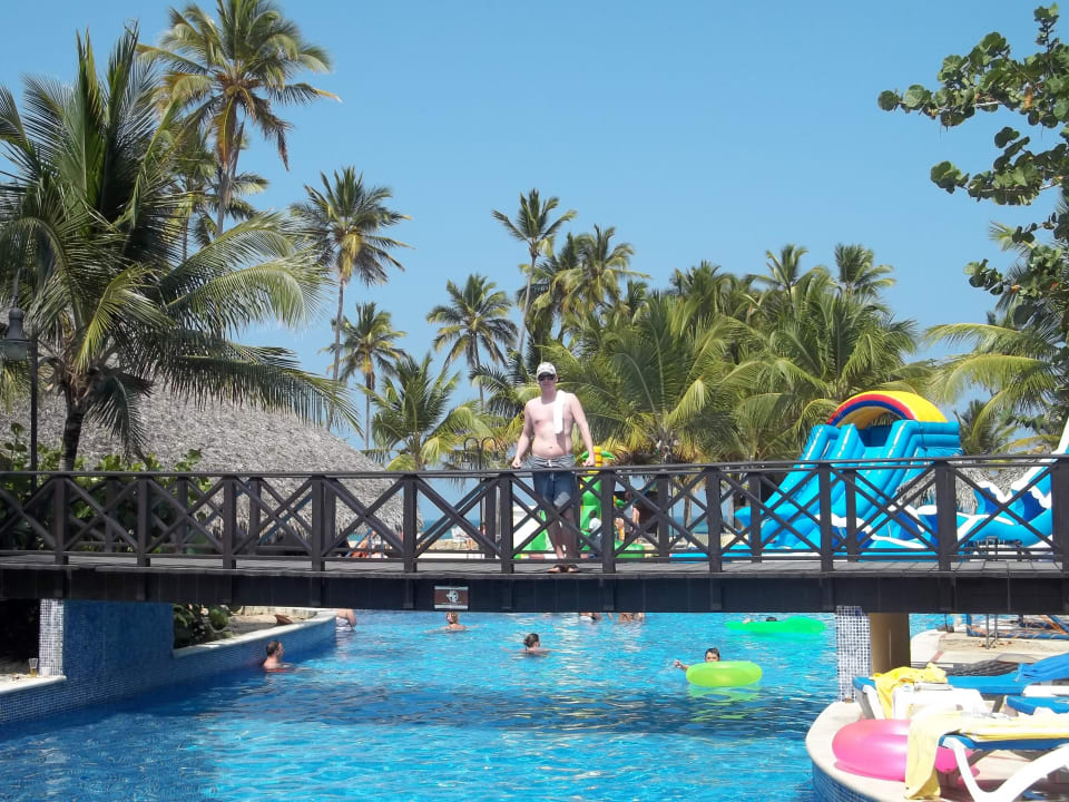 Blick auf den Pool in Richtung Strand Wyndham Alltra Punta Cana