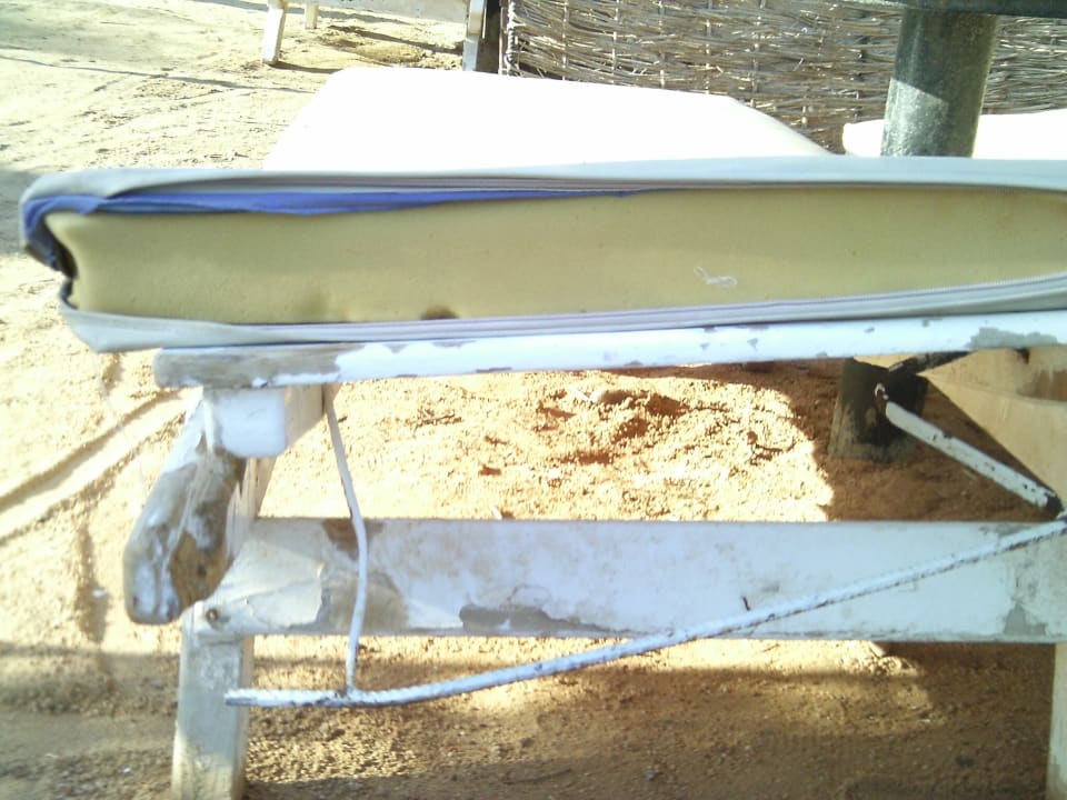 Defekte Auflagen und Liegen überall Le Jardin Aqua Park Resort