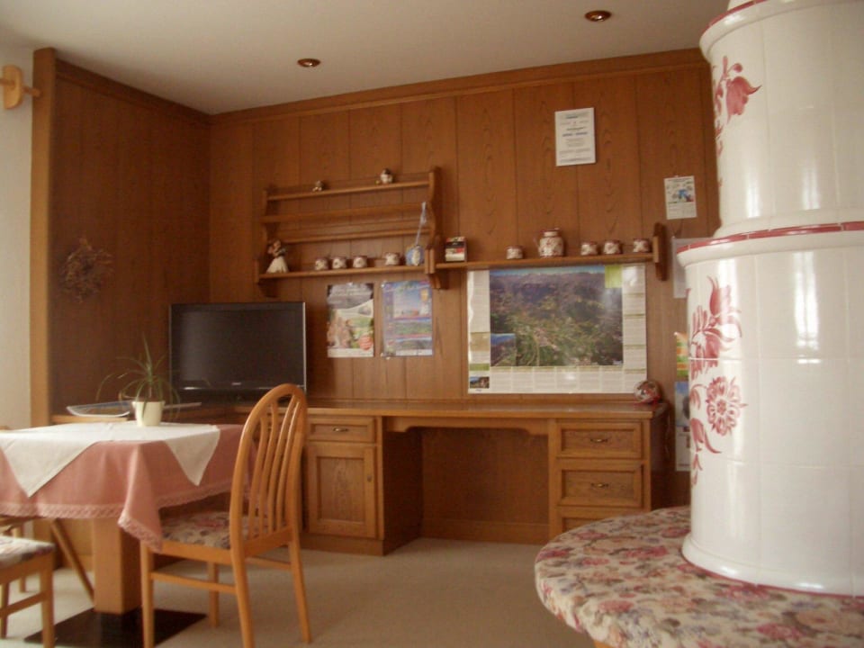 Aufenthaltsraum mit Kachelofen und Fernseher Pension Plarserhof