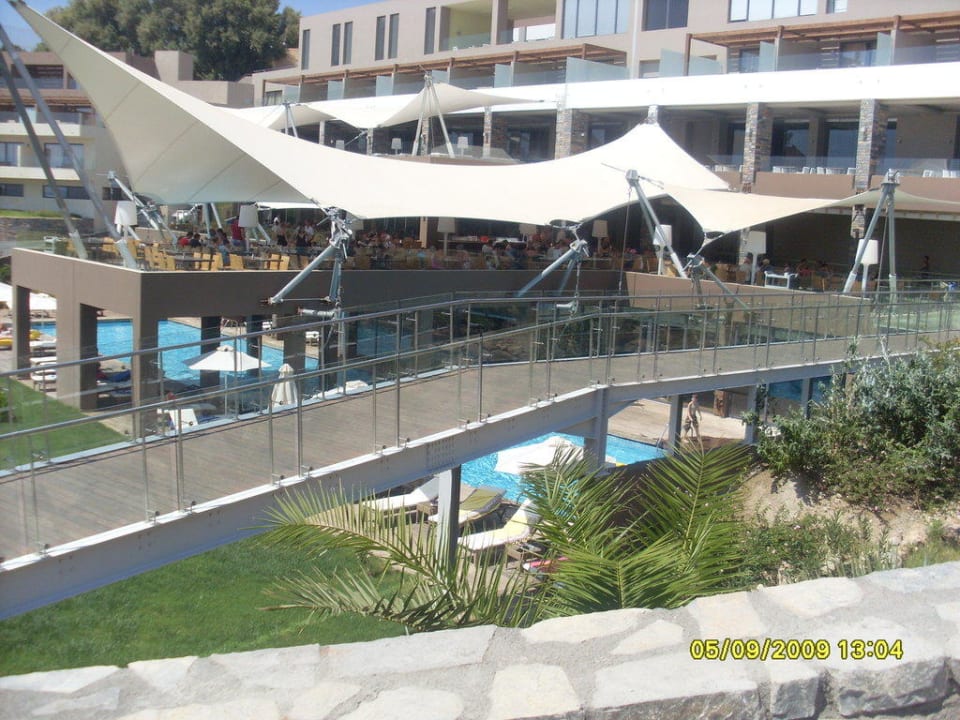 Brücke zum Essensraum Atlantica Mikri Poli Crete