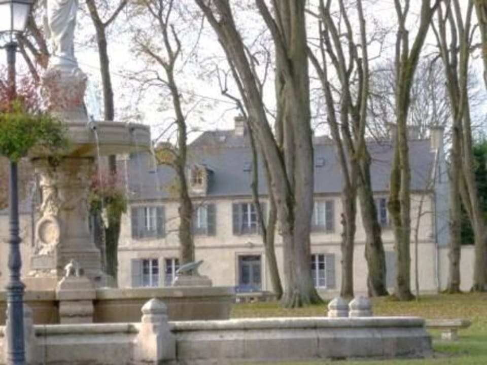 Notre maison vue de la place charles de gaulle  Guesthouse Le Petit Matin