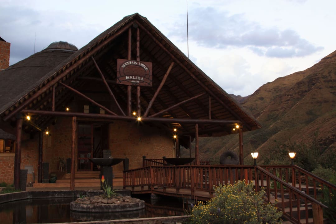Eingang zur Main Lodge Maliba Mountain Lodge