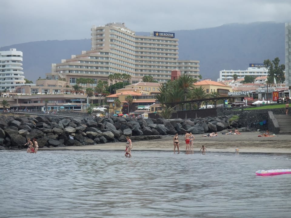Widok hotelu od strony plaży La Troya Iberostar Waves Bouganville Playa