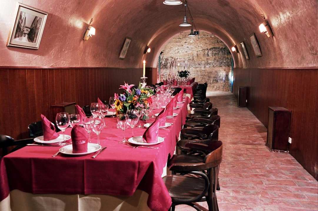 Comedor tradicional grupos en bodega  Hotel Castillo El Collado