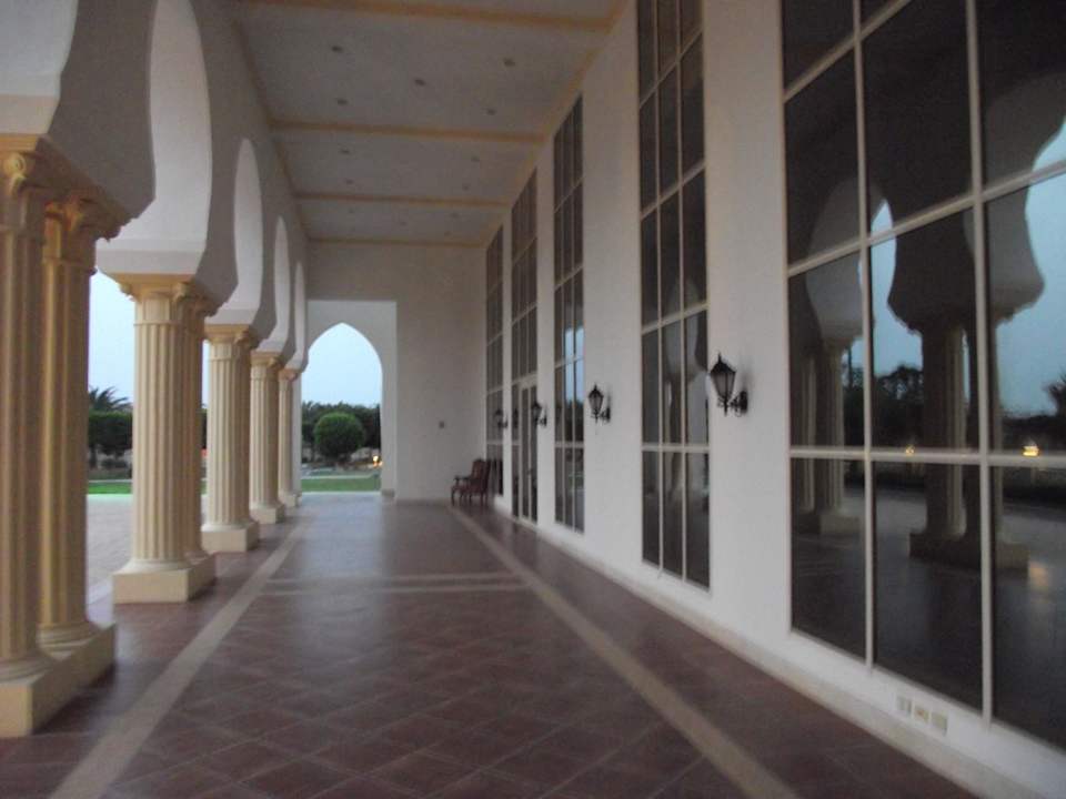 Zum Haupteingang Old Palace Resort Sahl Hasheesh