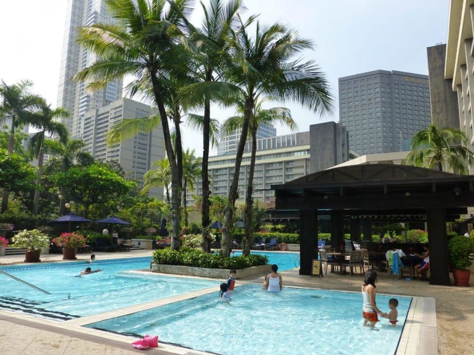 Pool mit Hoteltrakt im Hintergrund Hotel The Peninsula Manila