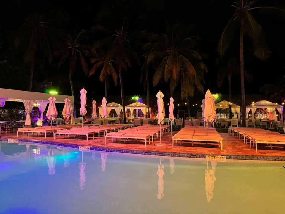 Pool Hilton Bentley Miami South Beach