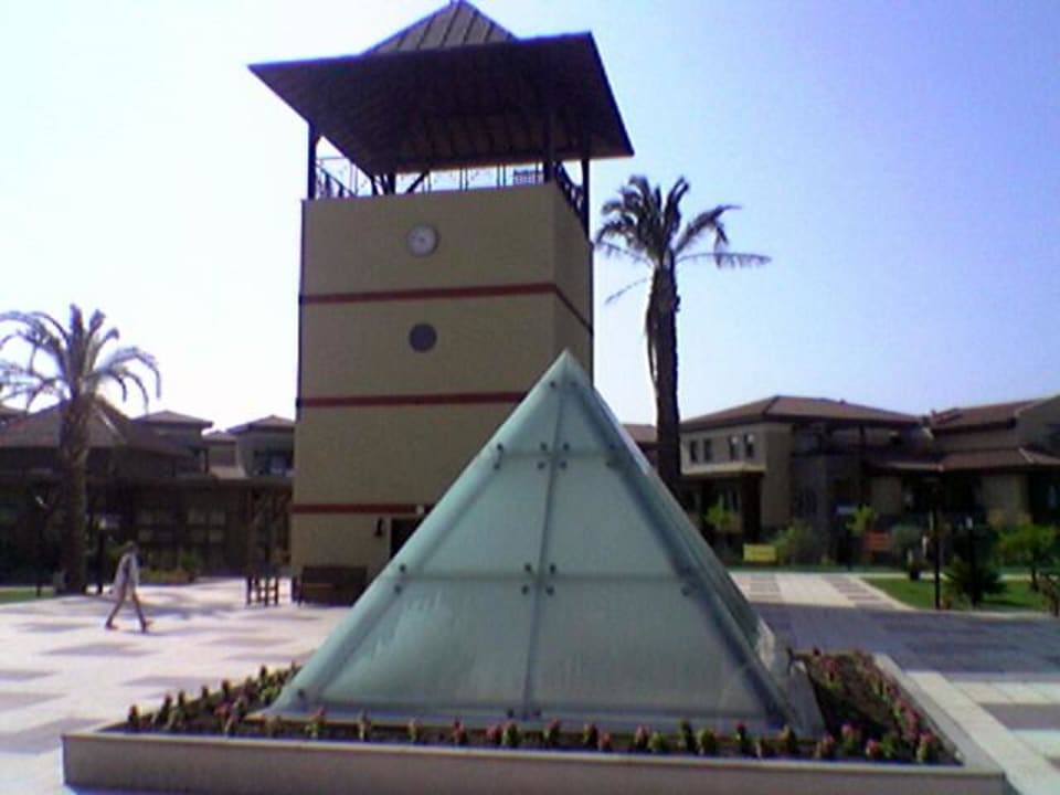 Hauptplatz mit Turm und Pyramide TUI KIDS CLUB Felicia Village