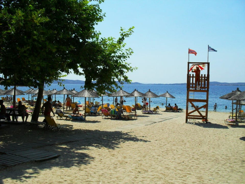 Strand mit Lifeguard Akrathos Beach Hotel