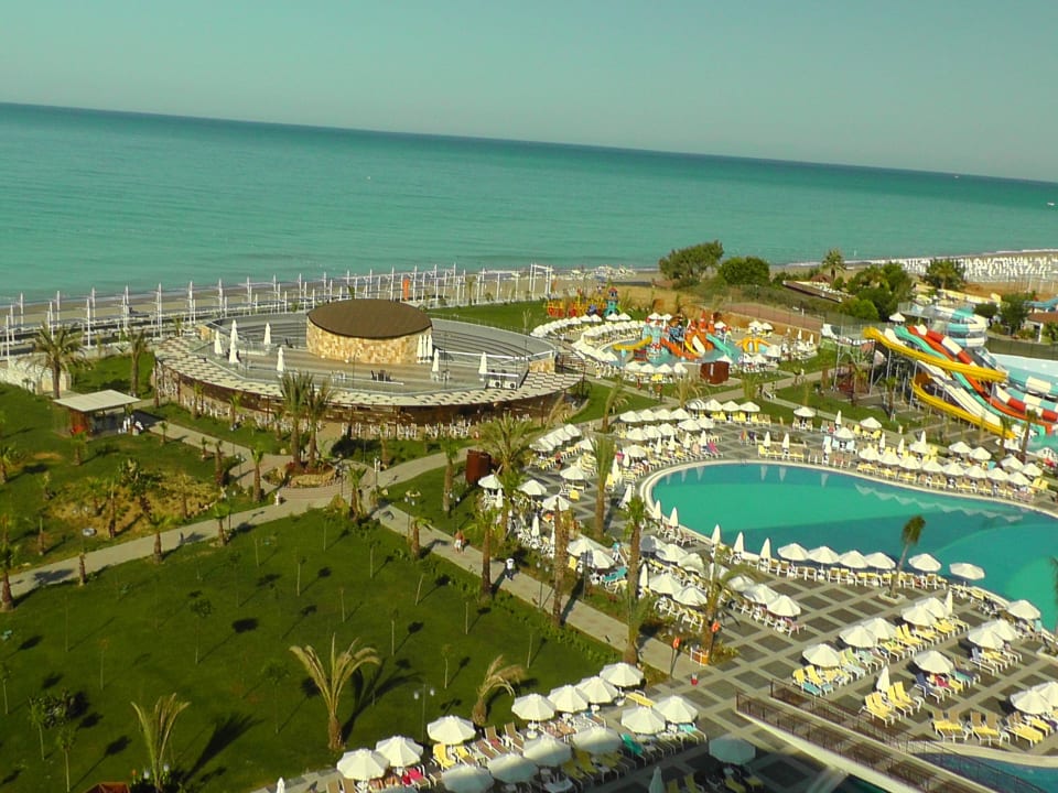 Blick auf Amphitheater mit Food-Court Seaden Sea Planet Resort & Spa