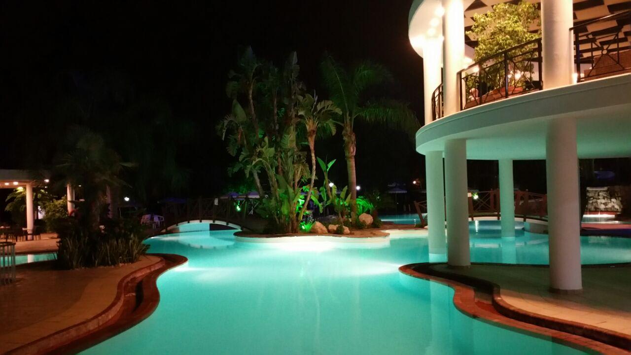 Teilansicht vom Pool bei Nacht Hotel Calypso Beach