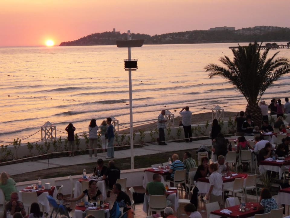 Sonnenuntergang mit Restaurantterrasse Ephesia Holiday Beach Club