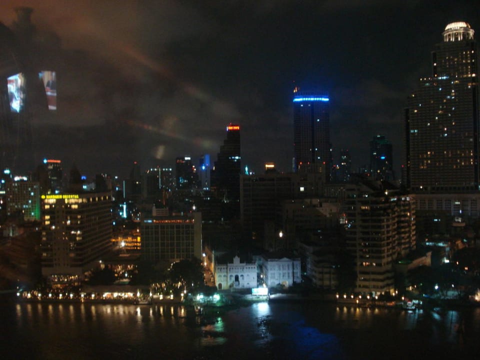 Ausblick vom Zimmer bei Nacht - 17. Etage Hotel The Peninsula Bangkok