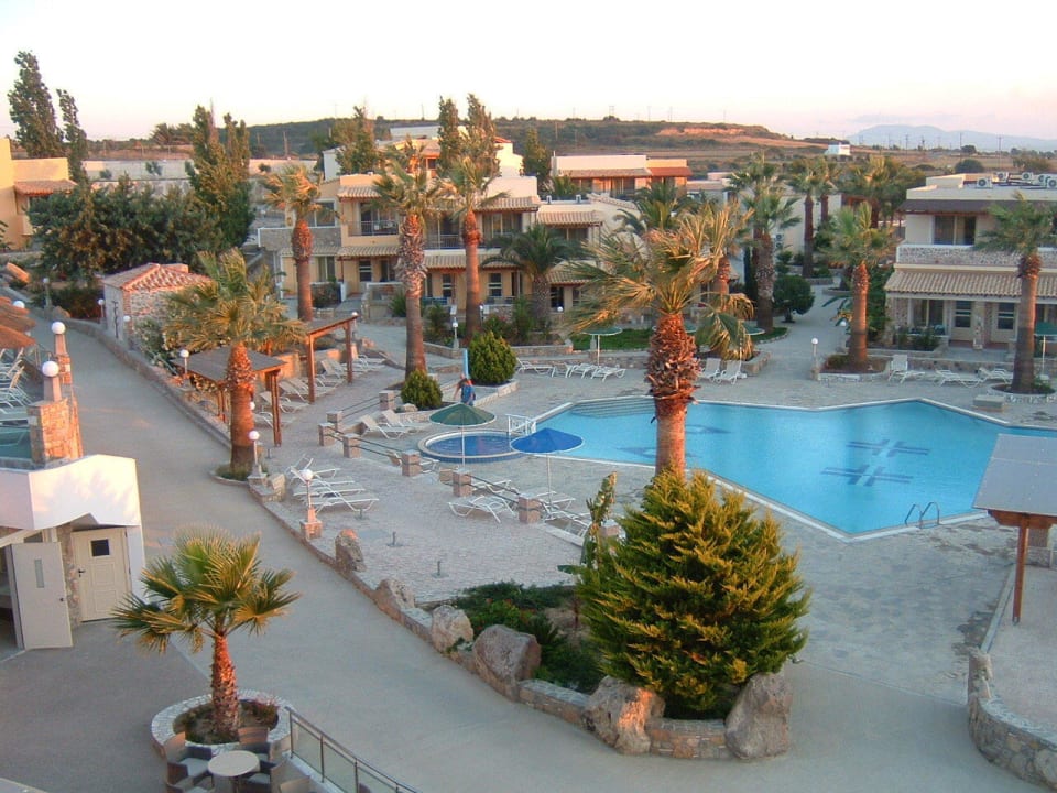 Pool be Sonnenuntergang Hotel Kouros Palace