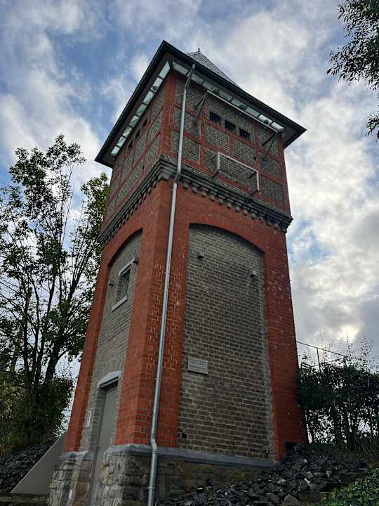 Außenansicht Logement insolite La tour de Larbuisson