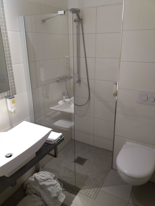 Bad - offene Dusche martas Gästehäuser Hauptbahnhof Berlin