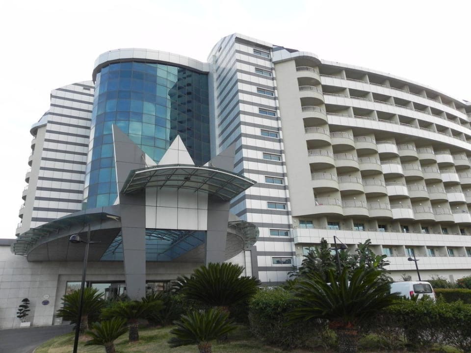 Vor dem Hotel Royal Wings Hotel