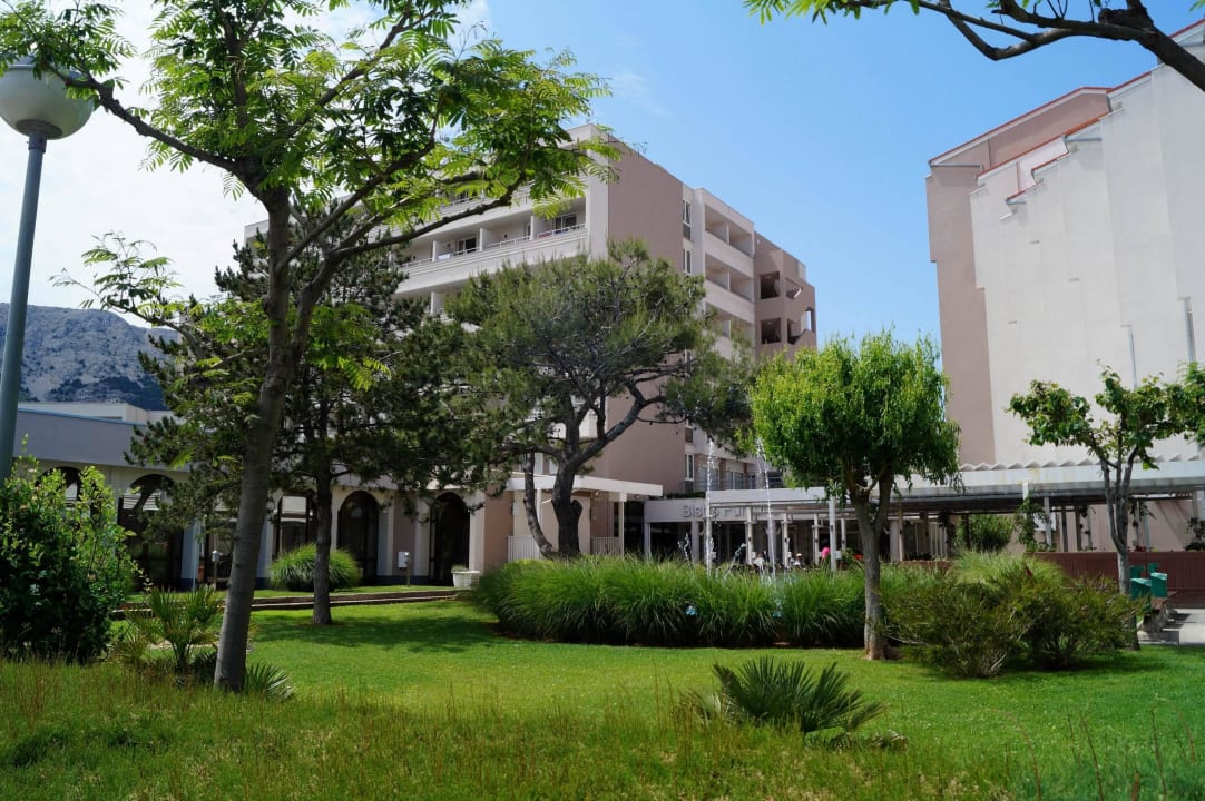 Hotel von aussen gesehen (Strassenseite) Hotel Baska