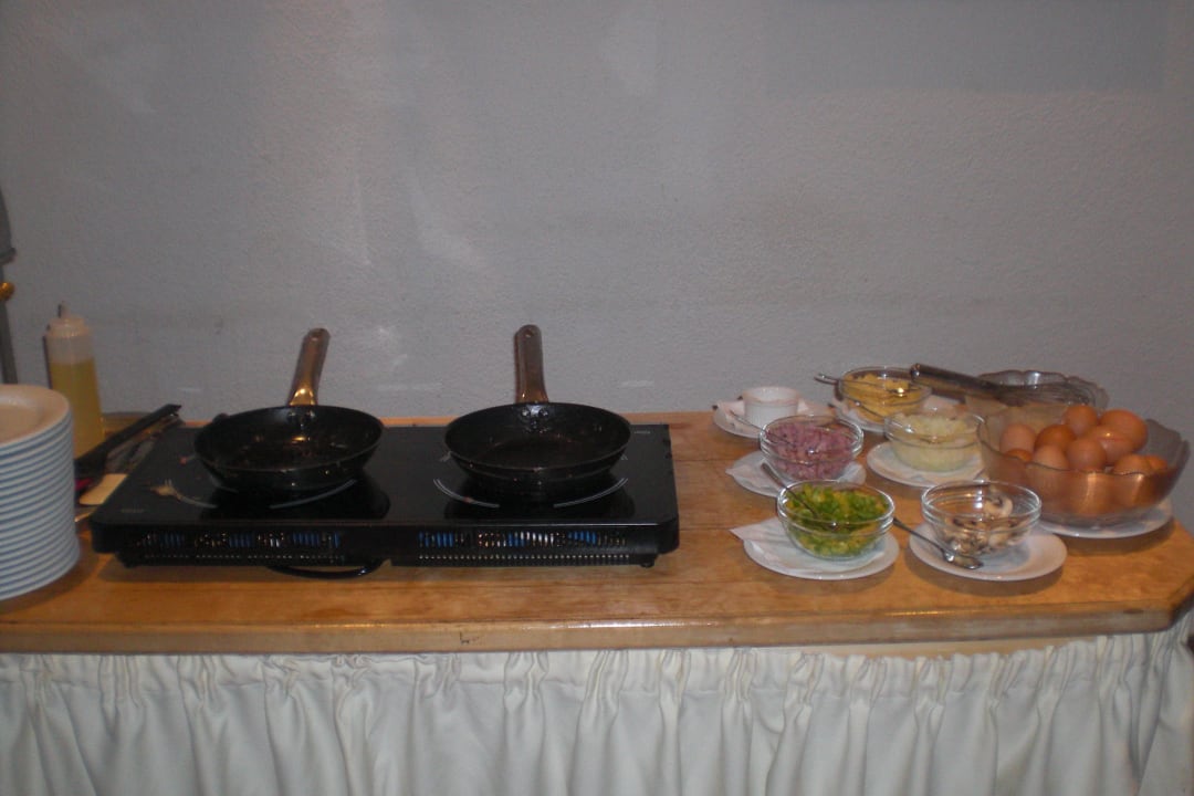 Zubereitung von frischen Omeletten Hotel Central