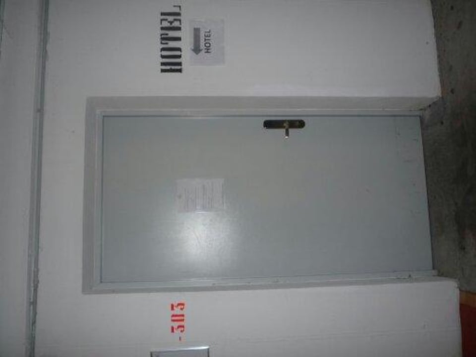 Tür Garage ins Hotel Kairos Garda Hotel