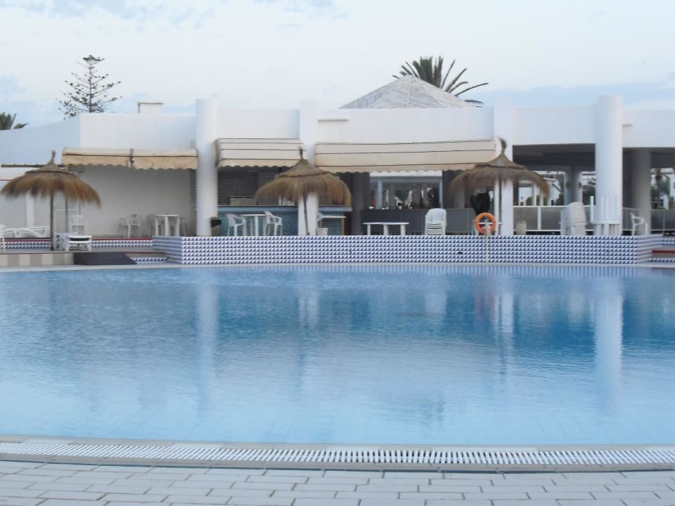 Der runde Pool mit dem schönen Blick auf s Meer Hotel El Mouradi Djerba Menzel