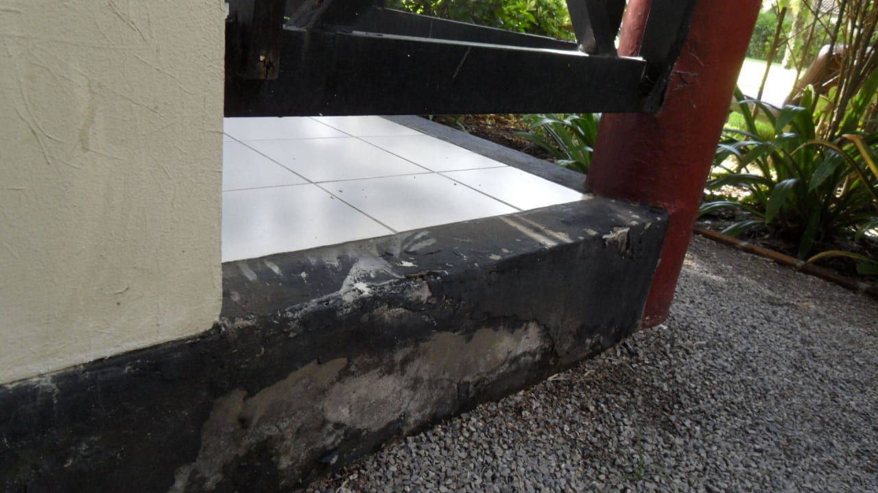 Hauswand Sockel zur 'Treppe Club Med Phuket