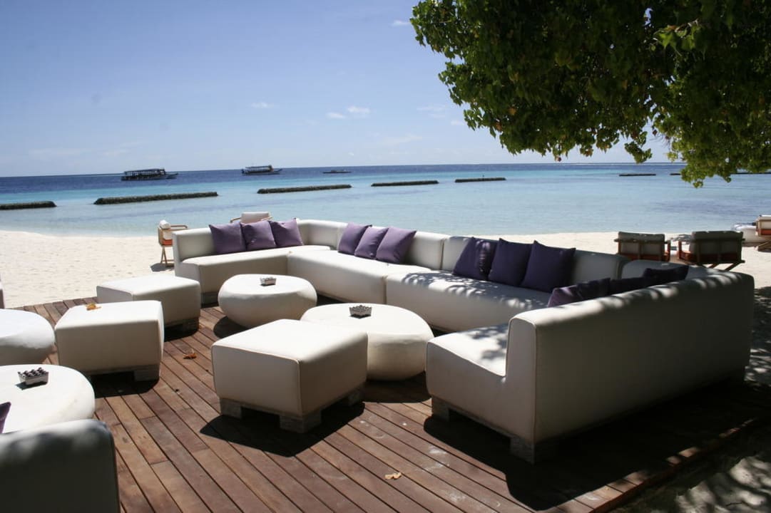 Strandbar neben Empfangsbereich Constance Moofushi Maldives