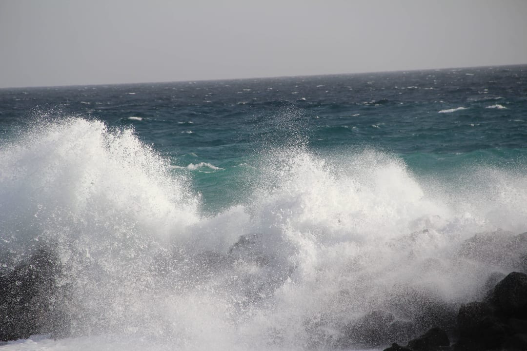 Das Meer bei Strumstärke 6 Promenade Cota Teguise Hotel Grand Teguise Playa