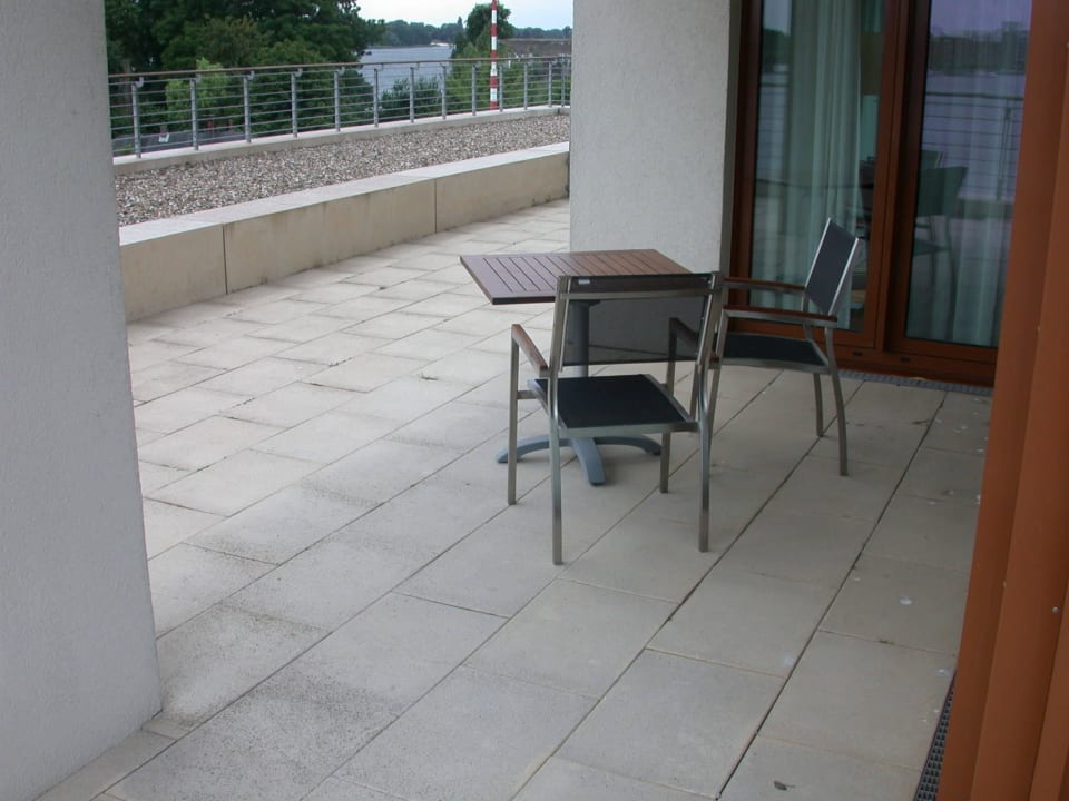 Terrasse mit Vogelkot in der Sitzecke ATLANTIC Hotel Wilhelmshaven