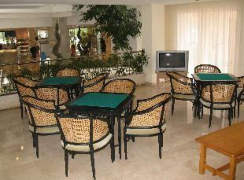 TV und Spieltisch-Ecke Grupotel Port d'Alcudia
