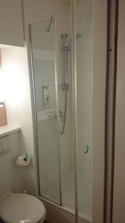 Dusche/WC Hotel Ibis Düsseldorf Hauptbahnhof