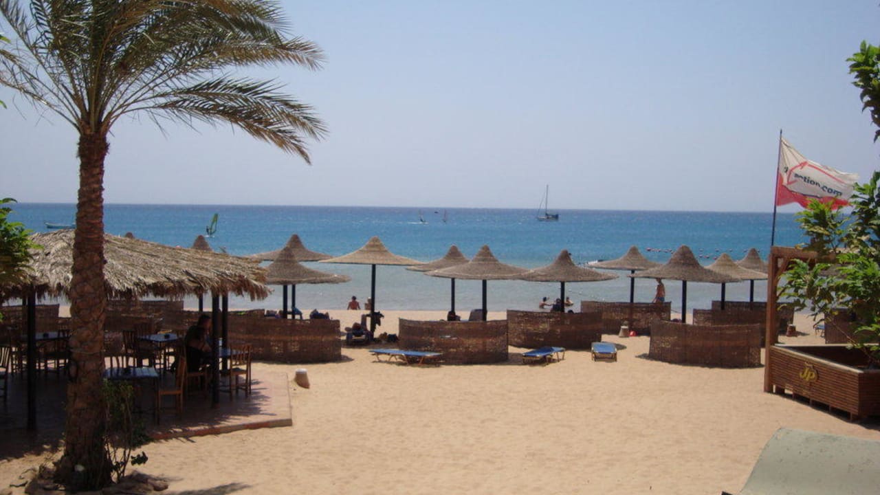 Strand mit Sonnenschirme JAZ Dahabeya