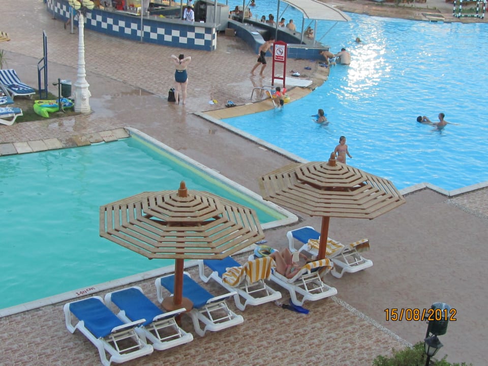 Links gekippter Pool, rechts normaler Pool Titanic Beach Spa & Aqua Park