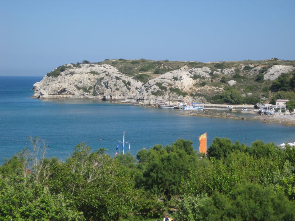 Bei einem Strandspaziergang Irene Palace Beach Resort Club alltoura