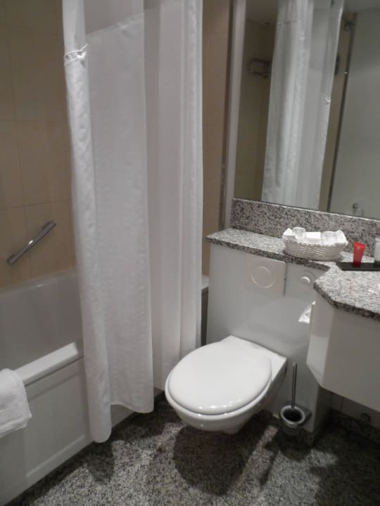 Sauberes Bad Leonardo Hotel Hannover Airport