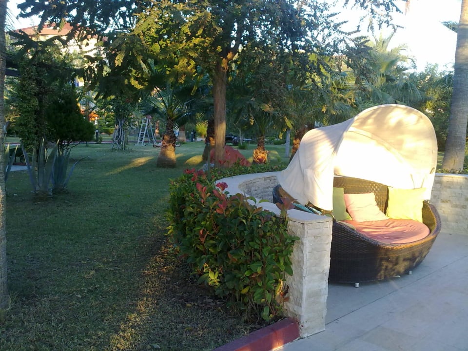 Liegemöglichkeit in der Parkanlage Saphir Resort & Spa