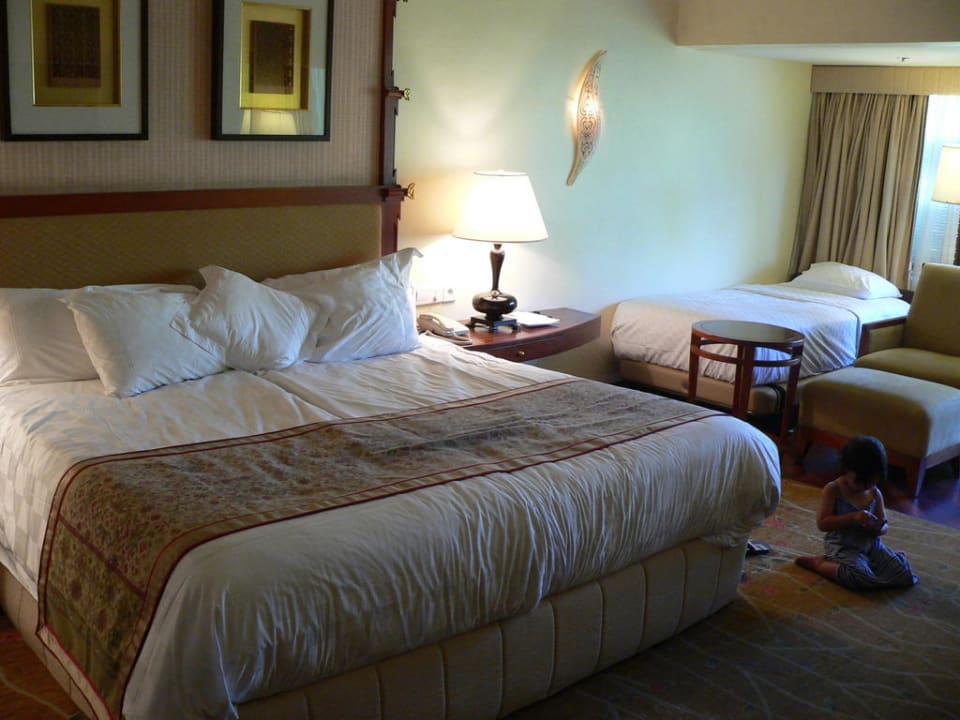 Doppelbett mit Zustellbett im Hintergrund The Laguna A Luxury Collection Resort & Spa