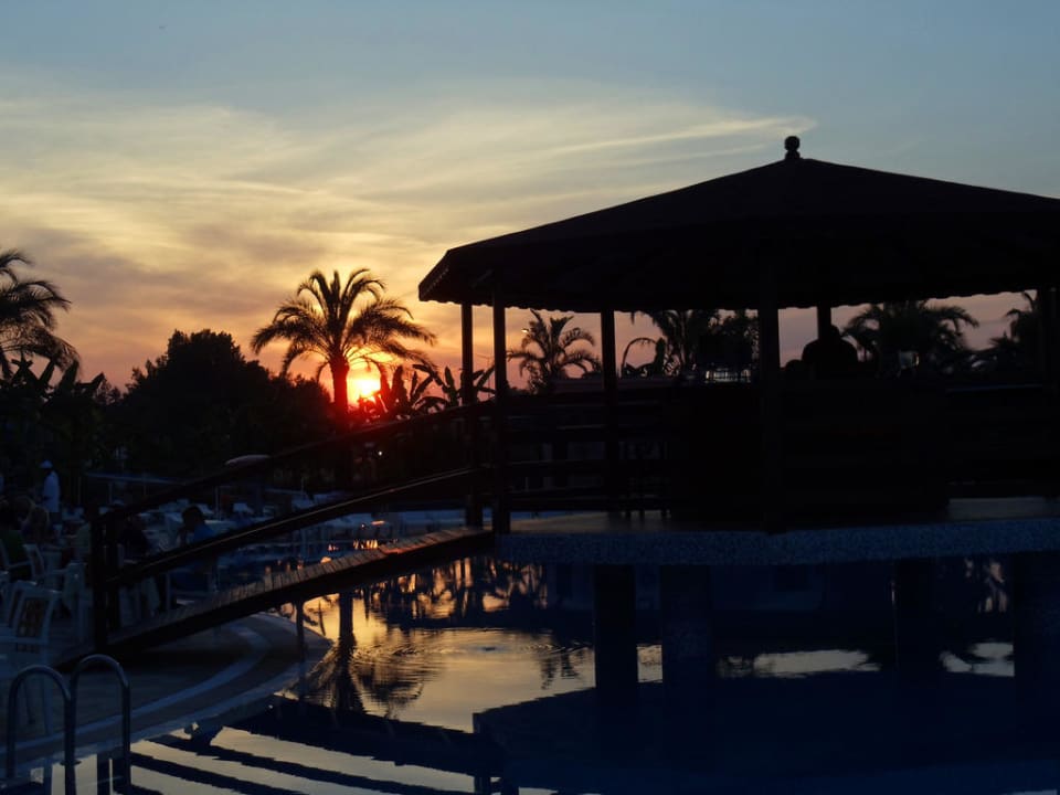 Saftbar im Sonnenuntergang FUN&SUN Smart Hane Sun Hotel