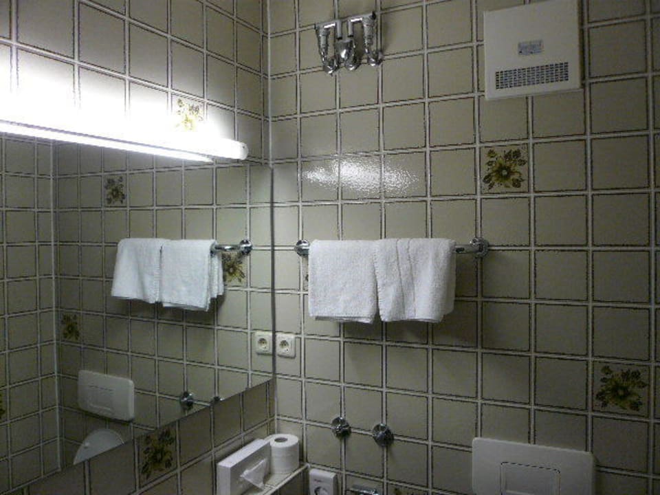 Badezimmerdesign "veraltet" Amber Hotel Bavaria